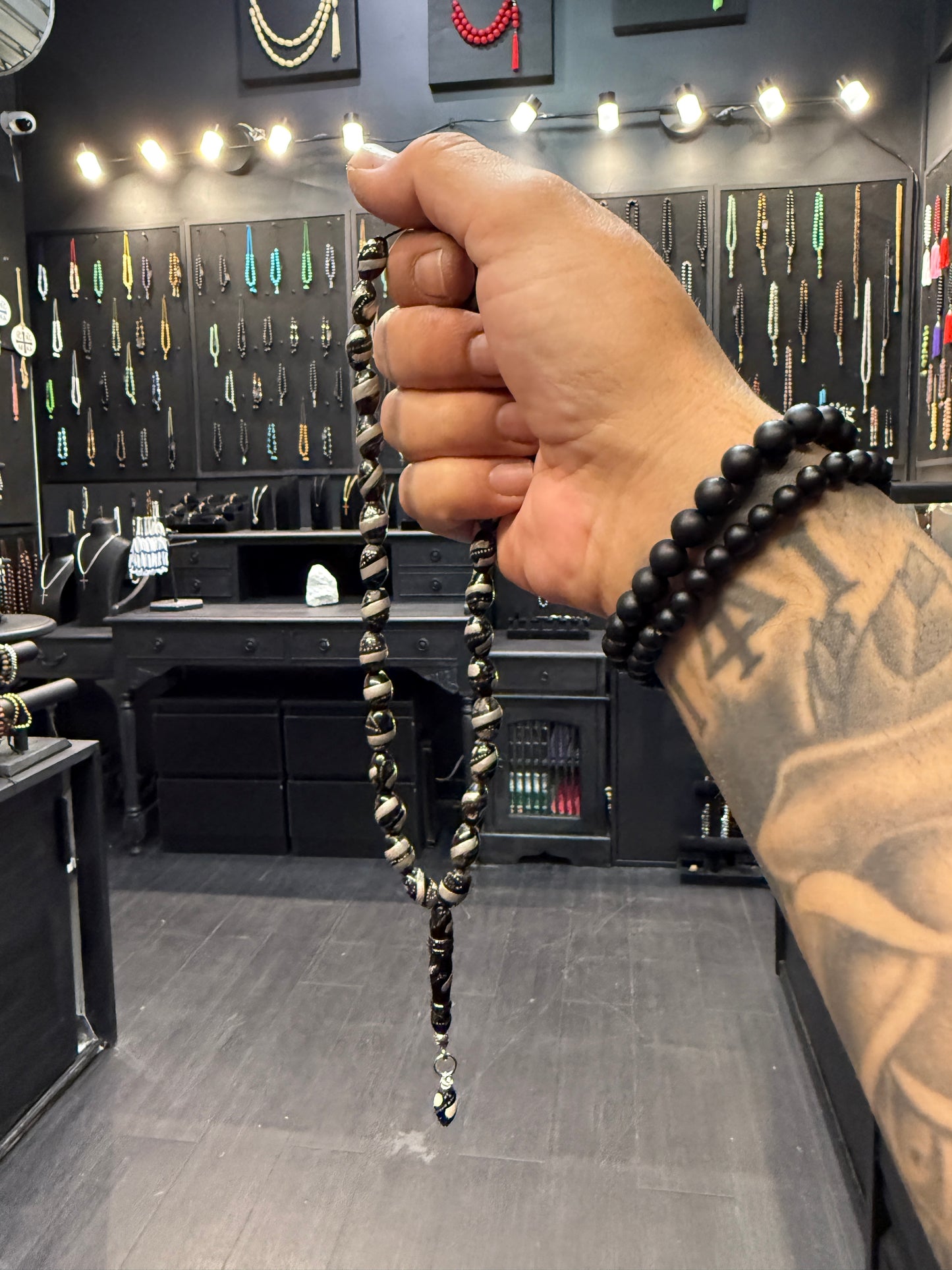 Yusuri Komboloi (Black Coral with Silver Inlay)